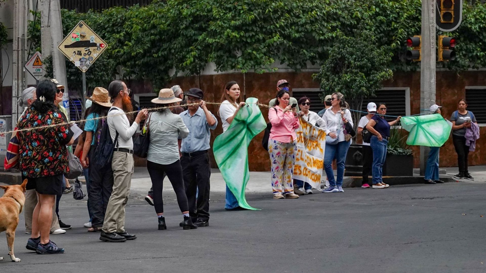 Manifestantes realizan un bloqueo en la alcaldía Miguel Hidalgo, en la Ciudad de México.